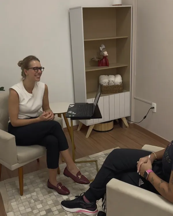 Nutricionista conversando com uma paciente durante a consulta