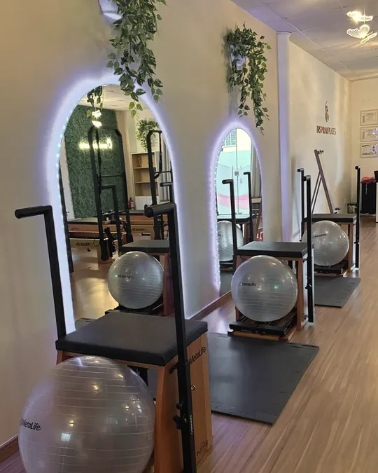Chairs e bolas de pilates diante de espelhos em arco na unidade Praia Comprida