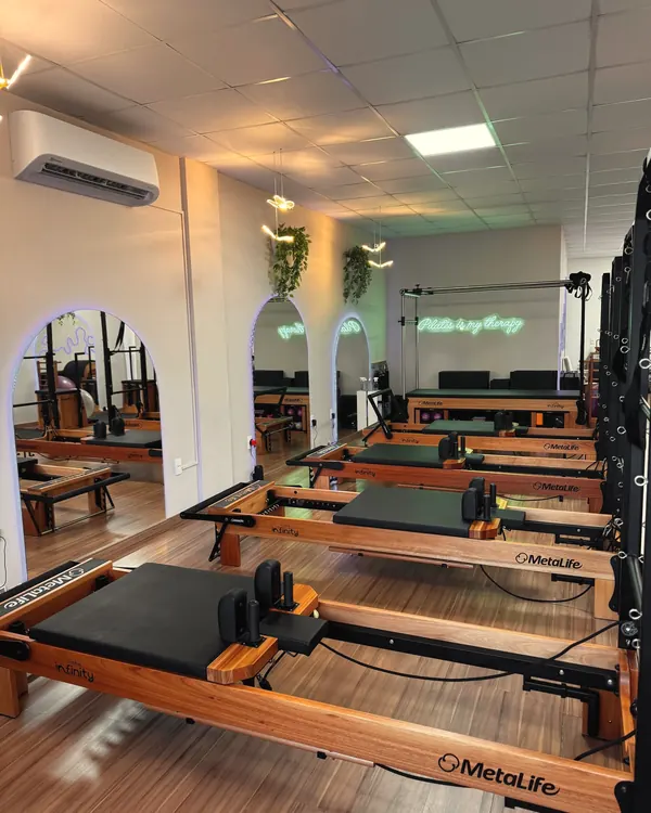 Sala da unidade Praia Comprida com reformers MetaLife, torres e espelhos em arco